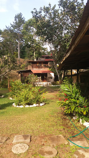 cabañas 4x4 en cerro azul panama